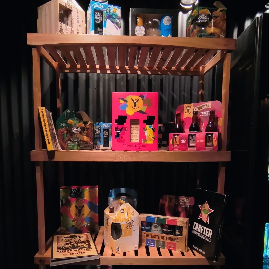 Estante con packs y giftboxes